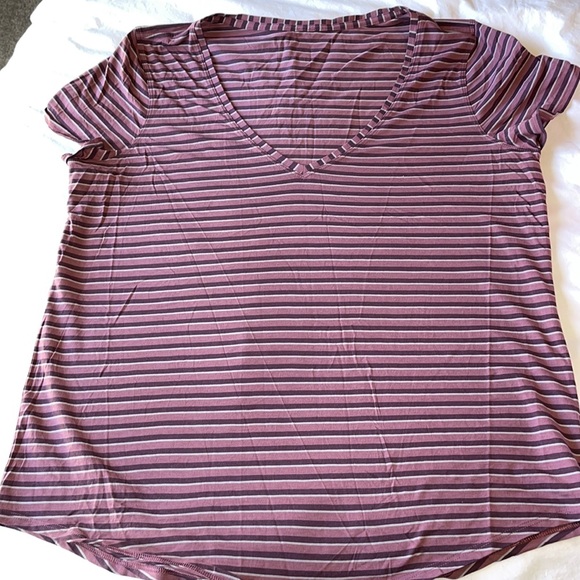 lululemon athletica Tops - Lululemon size12 Vneck love tee